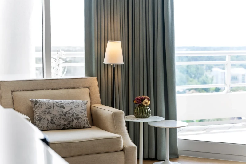 Seating nook with neutral accent staging