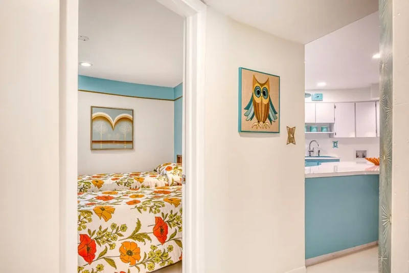 Retro guest bedroom and turquoise kitchen inside Sarasota Round House