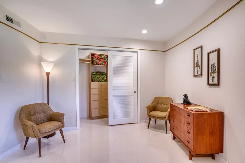 Mid-century modern bedroom sitting area in Sarasota Round House