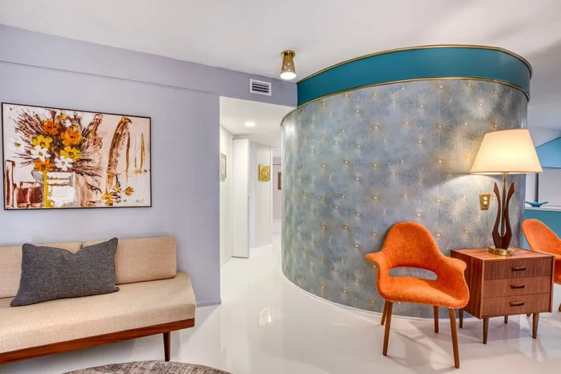 Curved mid-century feature wall with retro furnishings in Sarasota Round House