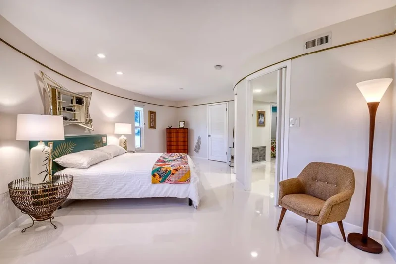 Retro primary suite with curved walls in Sarasota Round House home